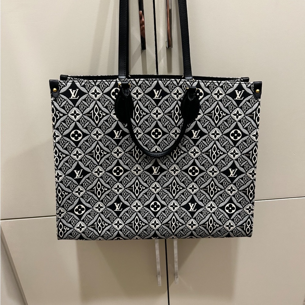 Louis Vuitton on the go. LIMITED EDITION 1984 Monogram very collectible